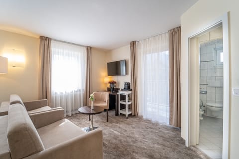 Family Room | Premium bedding, down comforters, Select Comfort beds, minibar