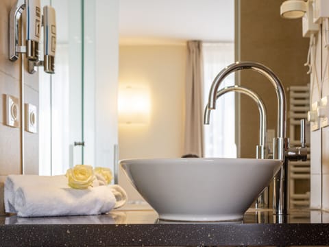 Comfort Double Room | Bathroom | Free toiletries, hair dryer, slippers, towels