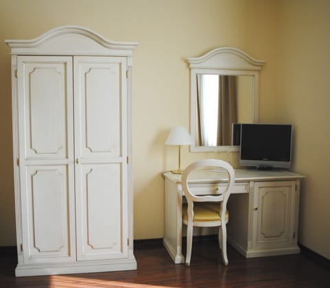 Superior Double Room | Minibar, in-room safe, desk, blackout drapes