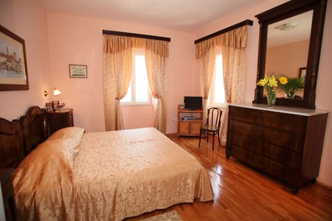 Comfort Double Room, 1 King Bed, City View, Sea Facing | Select Comfort beds, minibar, in-room safe, desk