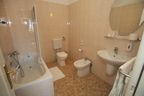 Bathtub, deep soaking tub, free toiletries, hair dryer