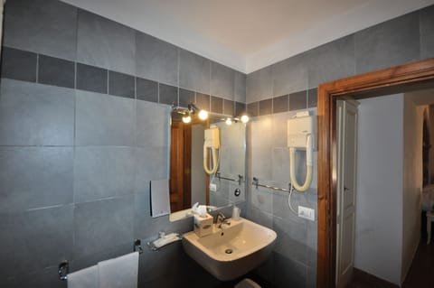 Traditional Double Room, Garden View | Bathroom | Combined shower/tub, free toiletries, hair dryer, bidet