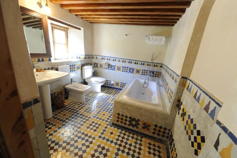 Suite (El R´Bab) | Bathroom | Deep soaking tub, free toiletries, hair dryer, slippers