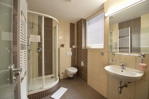 Double Room | Bathroom | Shower, free toiletries, hair dryer, towels