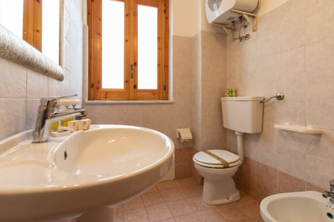 Studio, Kitchenette | Bathroom | Shower, free toiletries, hair dryer, bidet