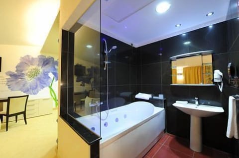 Suite | Bathroom | Jetted tub, free toiletries, hair dryer, slippers