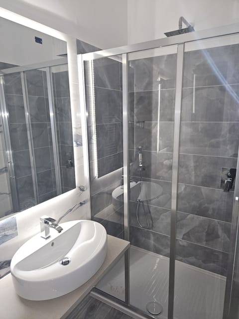 Double Room | Bathroom | Free toiletries, hair dryer, bidet, towels