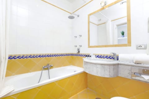 Standard Double Room | Bathroom | Hair dryer, bathrobes, bidet, towels