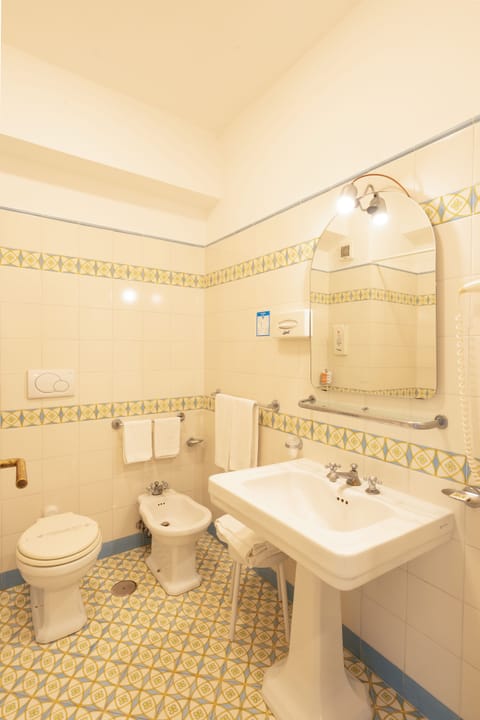 Combined shower/tub, deep soaking tub, free toiletries, hair dryer