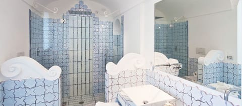 Honeymoon Suite | Bathroom | Shower, hair dryer, bathrobes, slippers