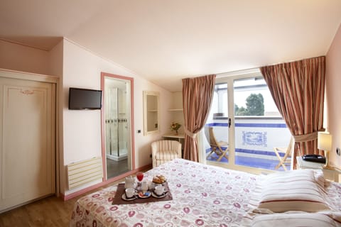 Double Room, Lake View | Hypo-allergenic bedding, minibar, in-room safe, desk