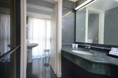 Suite | Bathroom | Free toiletries, hair dryer, bidet, towels