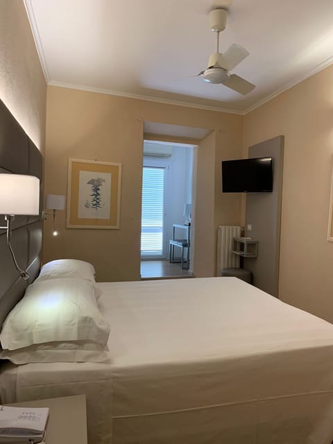 Camera doppia terrazzo vista collina | Minibar, free WiFi, bed sheets