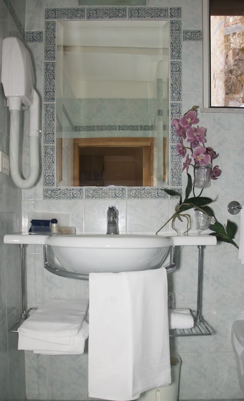 Economy Double or Twin Room | Minibar, in-room safe, desk, iron/ironing board