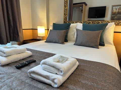 Compact Double Room, Ensuite | In-room safe, soundproofing, iron/ironing board, free WiFi