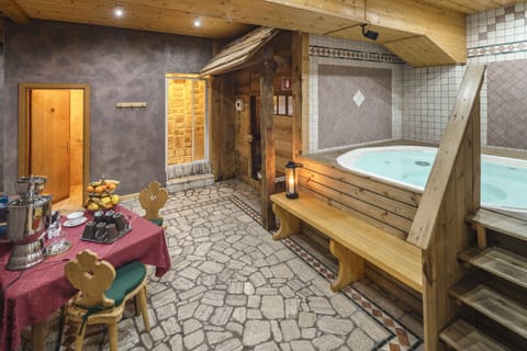 Indoor spa tub