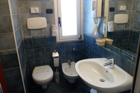 Single Room | Bathroom | Shower, free toiletries, hair dryer, bidet