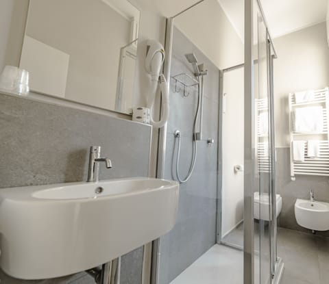 Basic Triple Room | Bathroom | Shower, rainfall showerhead, eco-friendly toiletries, hair dryer