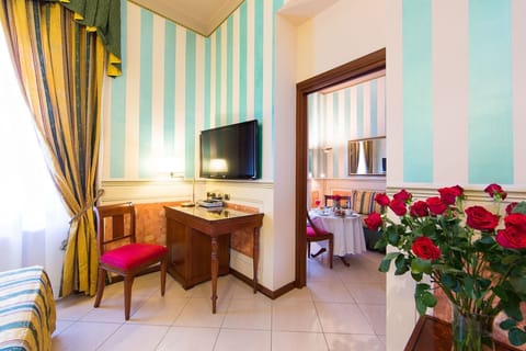 Suite | Minibar, in-room safe, soundproofing, free WiFi