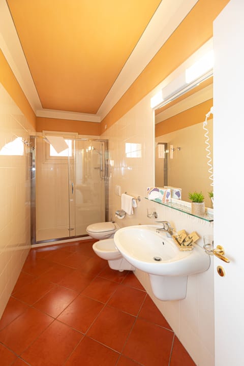 Camera Deluxe Tripla con Vista Lago | Bathroom | Shower, free toiletries, hair dryer, bidet