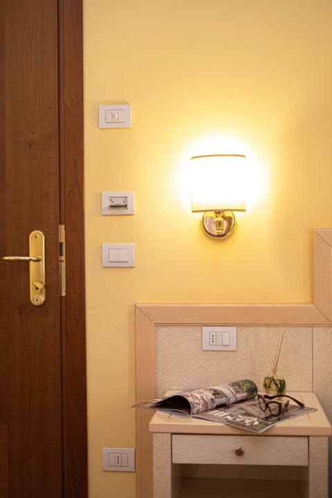 Camera Classic Tripla | Minibar, in-room safe, desk, soundproofing