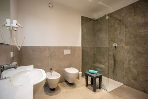 Family Room | Bathroom | Free toiletries, hair dryer, bidet, towels