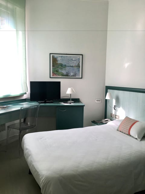 Minibar, desk, soundproofing, free WiFi