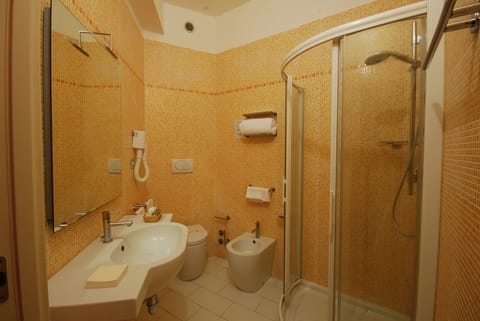 Double Room, Sea View | Bathroom | Hair dryer, towels