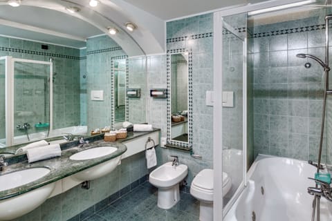 Junior Room, Hot Tub | Bathroom | Combined shower/tub, jetted tub, rainfall showerhead, free toiletries