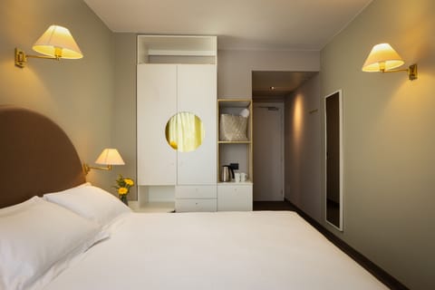 Double Room, Lake View | Minibar, in-room safe, desk, soundproofing