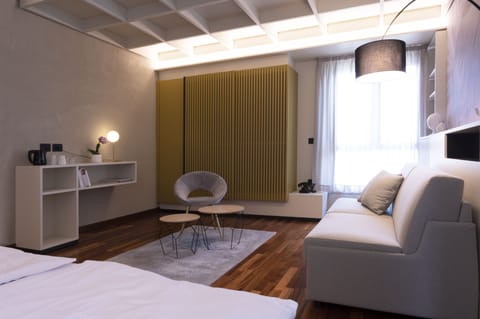 Junior Studio Suite | Minibar, in-room safe, individually furnished, desk