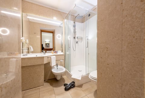 Junior Suite | Bathroom | Combined shower/tub, rainfall showerhead, designer toiletries