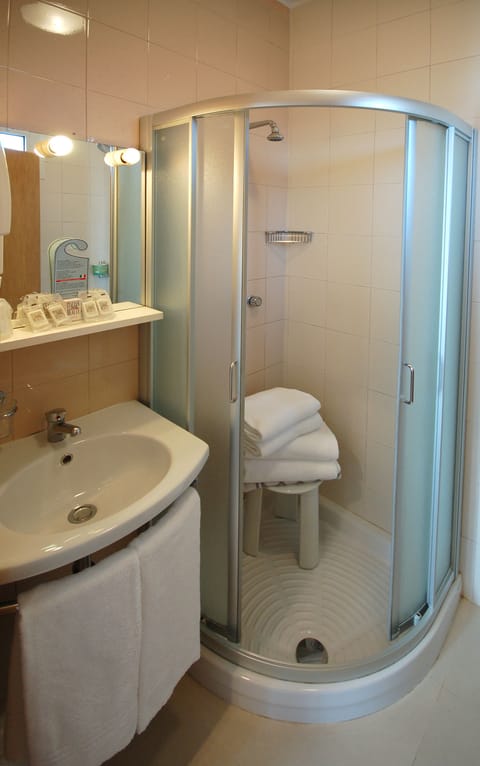 Double Room, 2 Twin Beds, Garden View | Bathroom | Rainfall showerhead, free toiletries, hair dryer, bidet