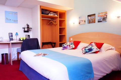 Double Room with Shower, Harbour View | Premium bedding, in-room safe, desk, blackout drapes