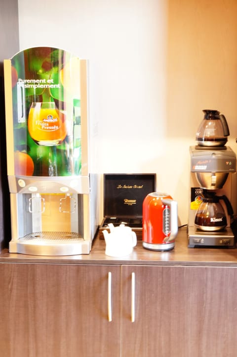 Buffet breakfast for a fee on weekdays