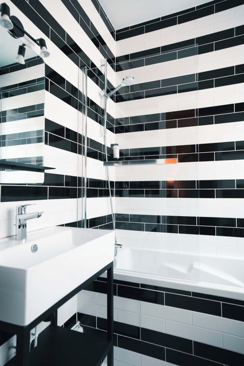 Comfort Double Room | Bathroom | Free toiletries, hair dryer, towels, soap