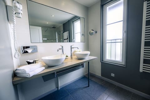 Superior Double or Twin Room | Bathroom | Free toiletries, hair dryer, bathrobes, towels