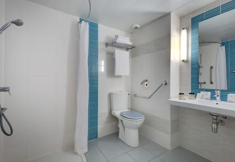 Chambre Double ou Twin PMR | Bathroom | Hair dryer, towels