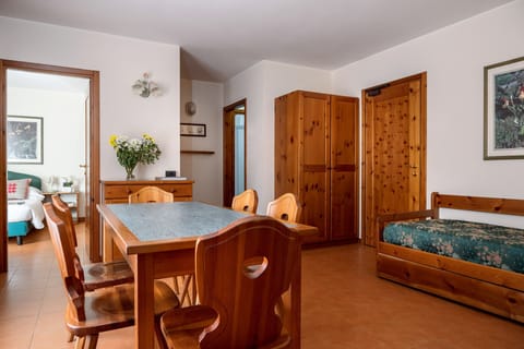 Family Room | Minibar, in-room safe, desk, laptop workspace