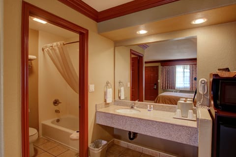 Superior Room, 1 Queen Bed | Bathroom | Combined shower/tub, free toiletries, hair dryer, towels