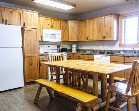 Cabin | Private kitchen | Microwave, coffee/tea maker, freezer