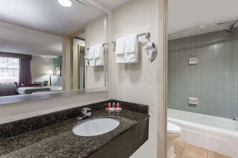 Combined shower/tub, free toiletries, hair dryer, towels