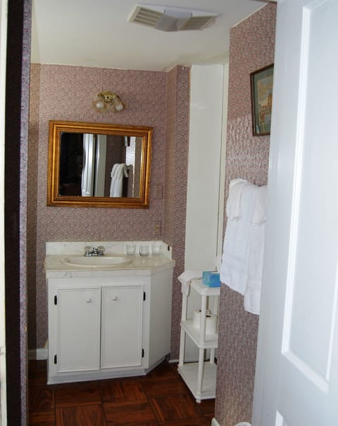 Combined shower/tub, free toiletries, bathrobes, towels