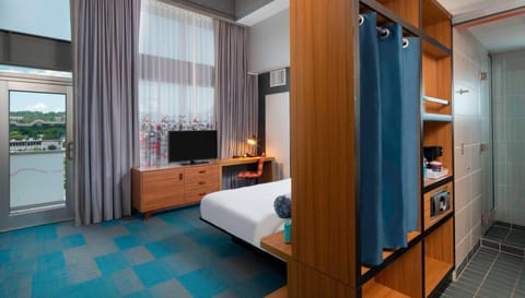 aloft, Room, 1 King Bed, City View, Corner | Hypo-allergenic bedding, pillowtop beds, in-room safe, desk