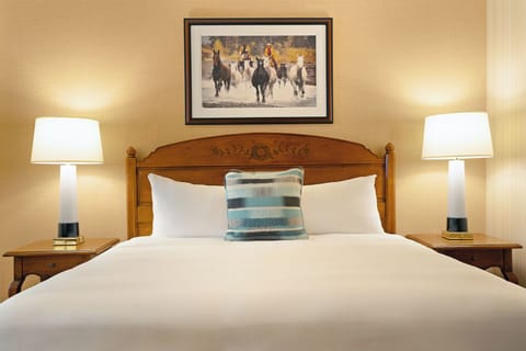 Deluxe Room, 1 King Bed | Premium bedding, in-room safe, desk, blackout drapes