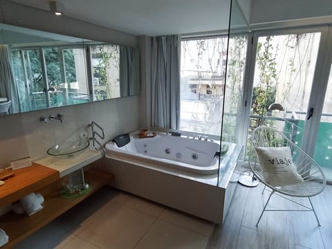 Deluxe Double Room | Bathroom | Separate tub and shower, jetted tub, rainfall showerhead