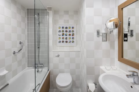 Combined shower/tub, deep soaking tub, free toiletries, hair dryer