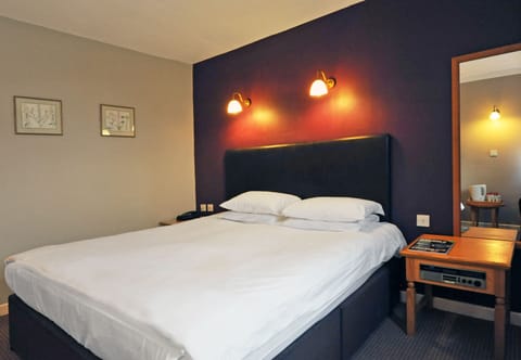 Double Room | Iron/ironing board, free cribs/infant beds, rollaway beds, free WiFi