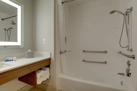 Combined shower/tub, free toiletries, hair dryer, towels