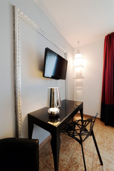 Superior Double Room | Minibar, in-room safe, desk, blackout drapes